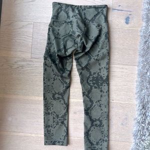 Lululemon capri snake green legging